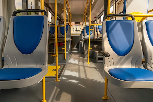 Neue bequeme Sitze in einem modernen öffentlichen Bus Sitze im Bus für ältere Menschen mit Behinderungen und Fahrgäste mit Kindern Spezielle Sitze für bestimmte Kategorien von Fahrgästen