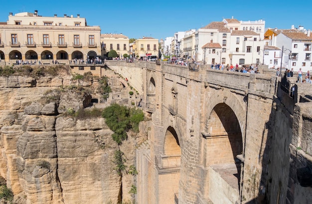 Neue Brücke über den Fluss Guadalevin in Ronda Malaga Spanien Beliebtes Wahrzeichen am Abend