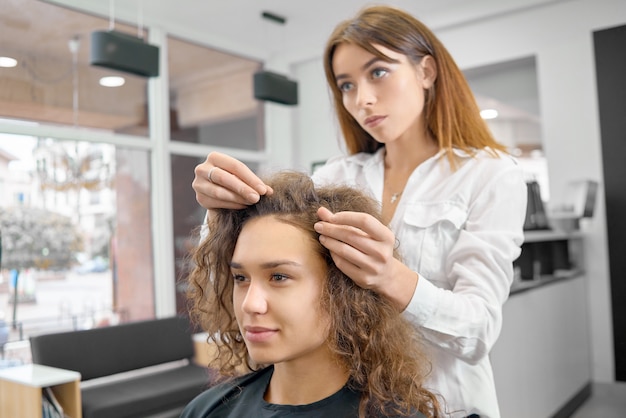 Neue Frisur machen im schönen Salon mit professionellem Friseur.