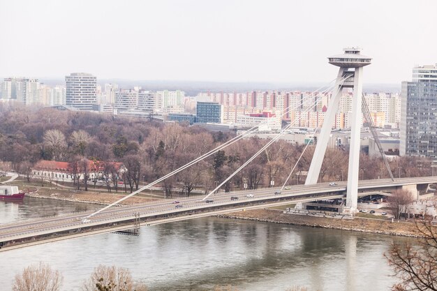 Neue futuristische Brücke in Bratislava