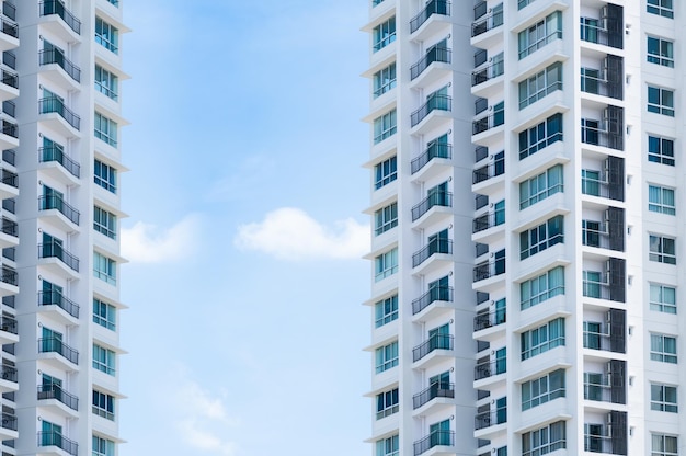 Neue Gebäudearchitektur auf blauem Himmelshintergrund Niedriger Winkel architektonische Außenansicht der Moderne