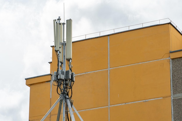 Neue GSM-Antennen auf dem Dach eines Gebäudes zur Übertragung eines 5g-Signals sind gesundheitsgefährdend Strahlenbelastung der Umwelt durch Mobilfunkmasten Das Aussterben der Bevölkerung droht