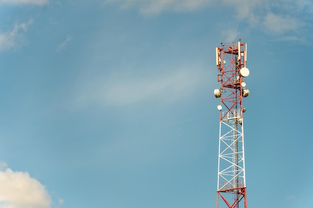 Neue GSM-Antennen auf einem hohen Turm vor blauem Himmel zur Übertragung eines 5g-Signals sind gesundheitsgefährdend Strahlenbelastung der Umwelt durch Mobilfunkmasten Vom Aussterben bedroht