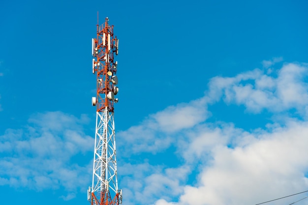 Neue GSM-Antennen auf einem hohen Turm vor blauem Himmel zur Übertragung eines 5g-Signals sind gesundheitsgefährdend Strahlenbelastung der Umwelt durch Mobilfunkmasten Vom Aussterben bedroht