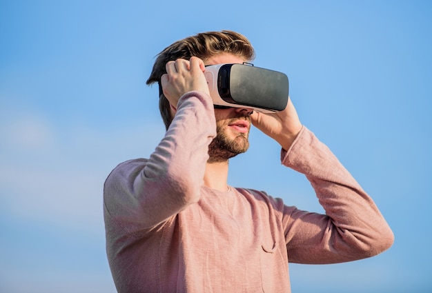Neue Innovationen. Mann tragen drahtlose VR-Brille .. sexy Mann Himmel Hintergrund VR-Brille. eigenes Geschäft gründen. Digitale Zukunft und Innovation. männliche Realität. Zukunfts-Technologie. Kerl Virtual-Reality-Brille.