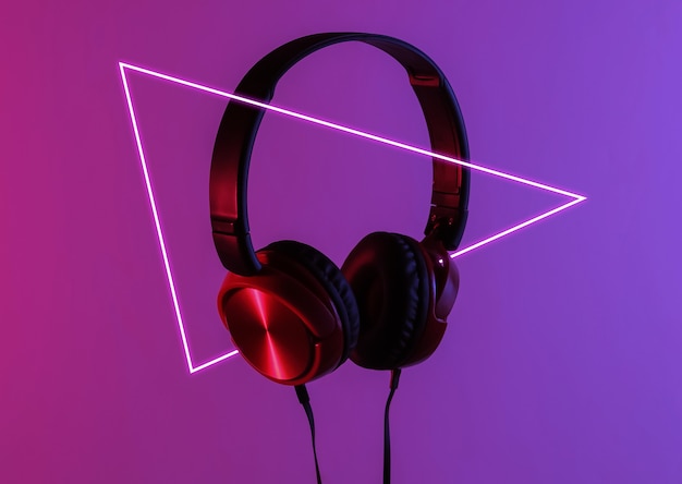 Neue Kopfhörer mit Kabel. Minimalistisches Foto von Kopfhörern. Schwarz-rote DJ-Kopfhörer. Neonblau-rotes Verlaufslicht mit Dreieck. Popkultur der 80er