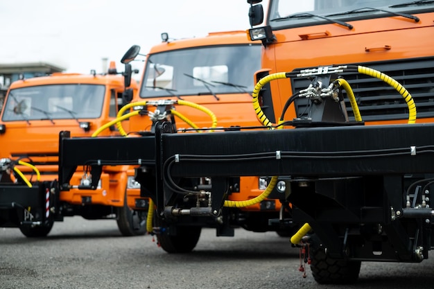 Neue Lastwagen stehen in einer Reihe auf einer orangefarbenen Straße