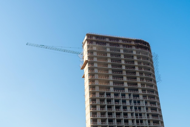 Neue Mehrfamilienhäuser vor blauem Himmel, neue Häuser