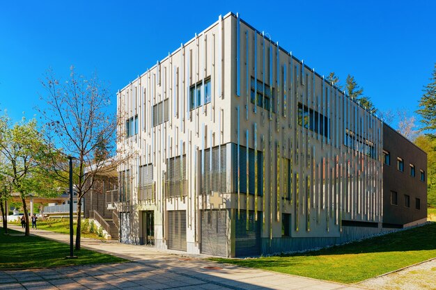 Foto neue moderne gebäudestadtarchitektur des wohnungswohnhauses in rogaska slatina, slowenien. luxusfassade außen. immobilien home design bau. urbanes wohnen im freien