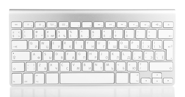 Neue moderne kabellose Tastatur isoliert auf weiß