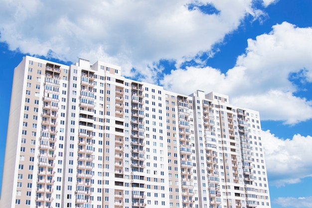 Neue moderne mehrstöckige Wohnanlage. Blauer Himmel mit großen weißen Wolken