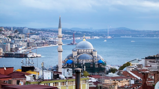 Neue Moschee mit Bosporus-Straße, beweglichen Schiffen und Stadt, Istanbul, Türkei