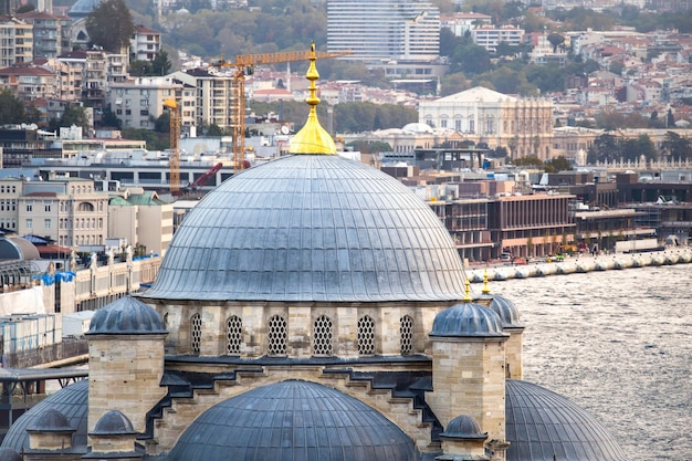 Neue Moscheekuppeln mit Bosporus-Straße und Gebäuden, Istanbul, Türkei