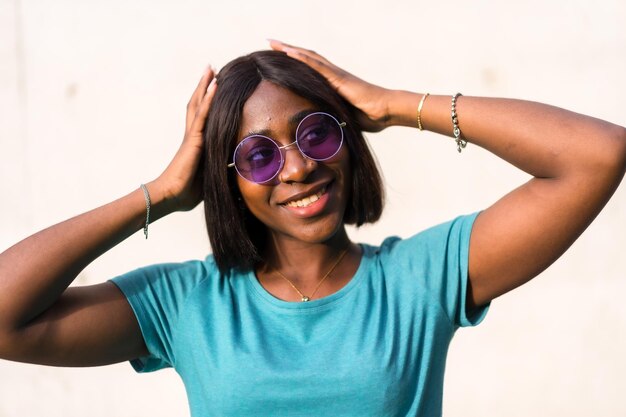 Neue Orte erkunden Junge afroamerikanische Touristin in grünem T-Shirt und Sonnenbrille