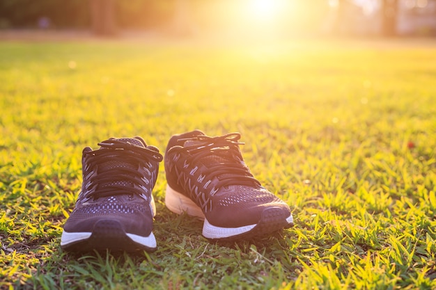 Neue Paar schwarze Laufschuhe