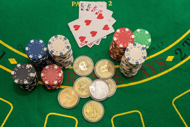 Neue Pokerkarten mit verschiedenen Chips und Geld werden auf einem grünen Pokertisch ausgelegt. Poker-Konzept. Spielkonzept