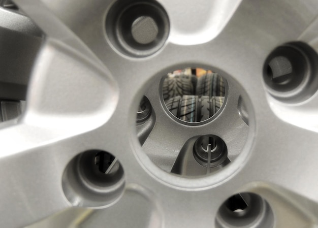 Neue Reifen in der zentralen Bohrung der Autofelge im Autoteilegeschäft