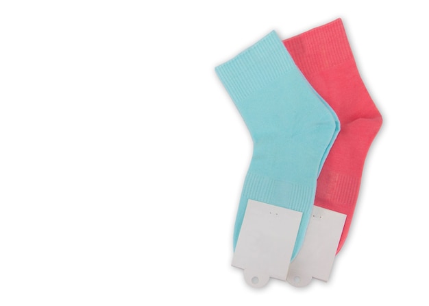 Neue Socken auf weißem Hintergrund. Bunte Socken mit beigem Etikett für Ihr Design. Isoliertes Objekt.