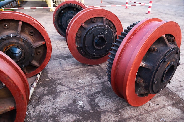 Neue Stahlräder für einen Hafenbahnkran im Seehafen von Constanta Rumänien