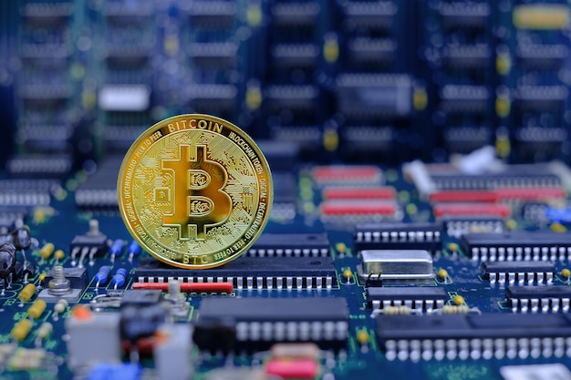 Neue Version der goldenen Bitcoin-Kryptowährung auf dem Hintergrund der elektronischen Leiterplatte des Computers