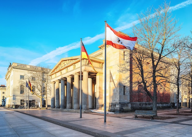 Neue Wache en Unter den Linden Street en Berlín, Alemania