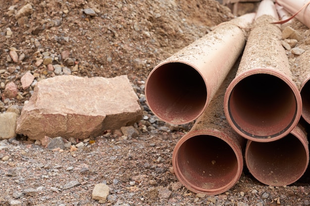 Neue Wasserleitungen auf der Baustelle.