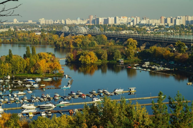 Neue Wohngebiete am linken Ufer des Dnipro, Kiew, die Hauptstadt der Ukraine