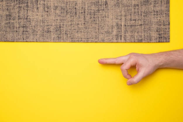 Neue Yogamatte auf farbigem gelbem Hintergrund Draufsicht mit Kopierbereich