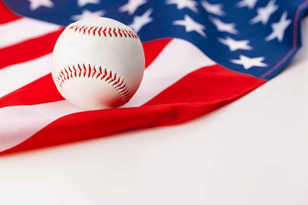 Neuer Baseballball auf amerikanischer Flagge