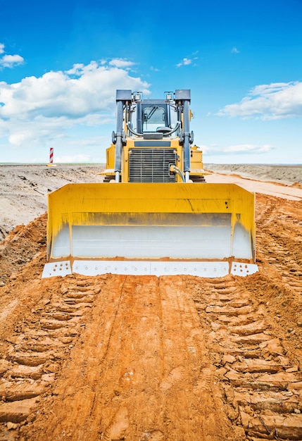 Neuer Bulldozzer auf der Baustelle