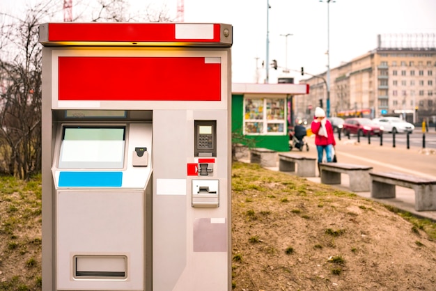 Neuer Fahrkartenautomat für Bus-Tram-Trolleybus-U-Bahn in der Stadt. Leerer leerer Fahrkartenautomat auf der Straße