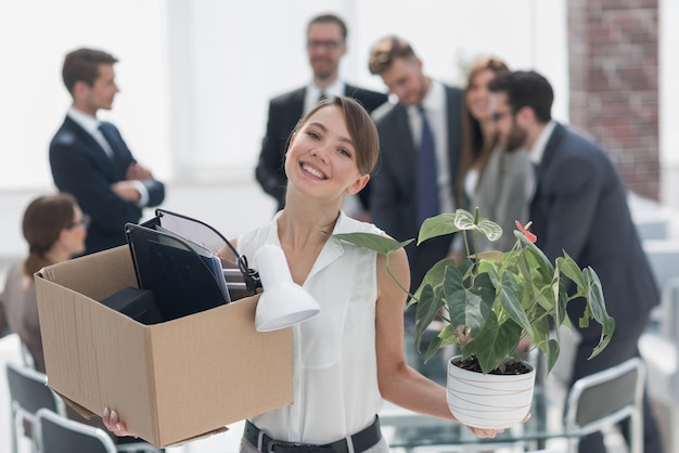 Foto neuer mitarbeiter kommt zum ersten mal ins büro