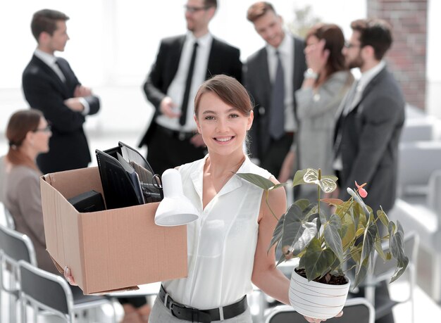 Foto neuer mitarbeiter kommt zum ersten mal ins büro