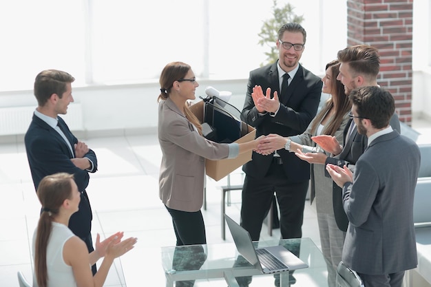 Neuer Mitarbeiter trifft sich mit den Mitarbeitern des Business Teamphoto mit Kopierbereich