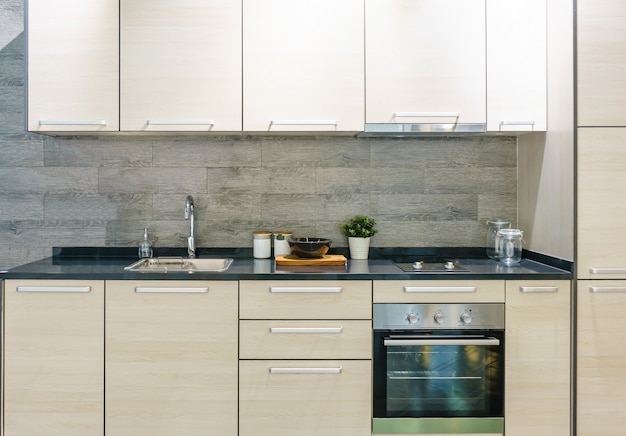 Neuer moderner, heller, sauberer Kücheninnenraum mit Edelstahlgeräten in einem Luxushaus