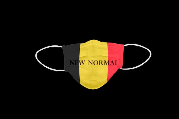 Neuer normaler Text auf Gesichtsmaske mit Flagge Belgiens