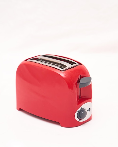 Neuer roter Toaster auf weißem Hintergrund