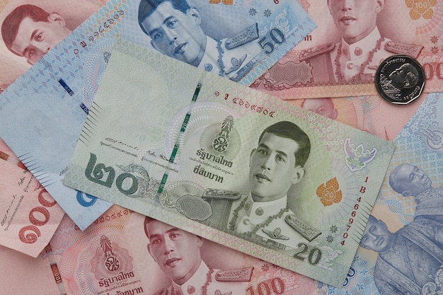 Neuer thailändischer Baht auf weißem Hintergrund