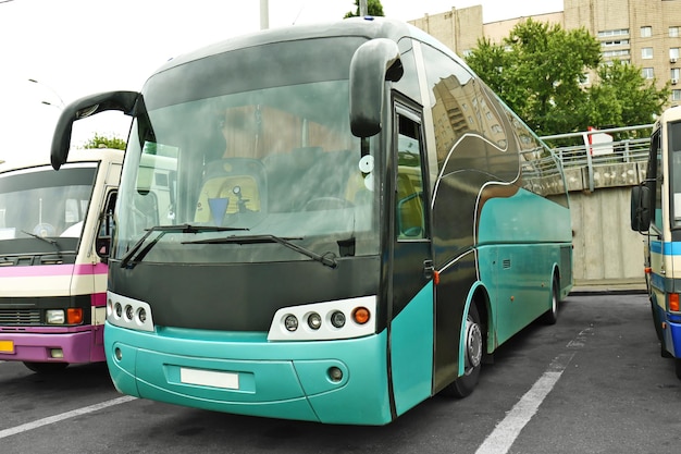 Foto neuer touristenbus am bahnhof