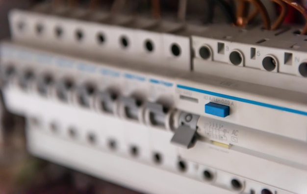 neues automatisiertes System der Stromversorgung und -verteilung. Elektrokästen mit Hochspannungsgeräten. Das Schema zur Stromversorgung über die Haupt- und Reservekanäle