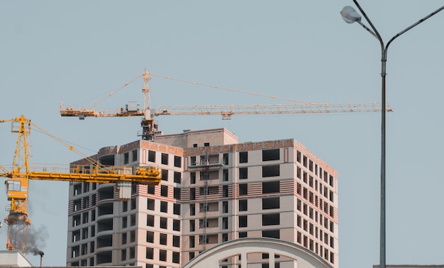 Neues Gebäude. Das Konzept des Kaufs einer neuen Wohnung.