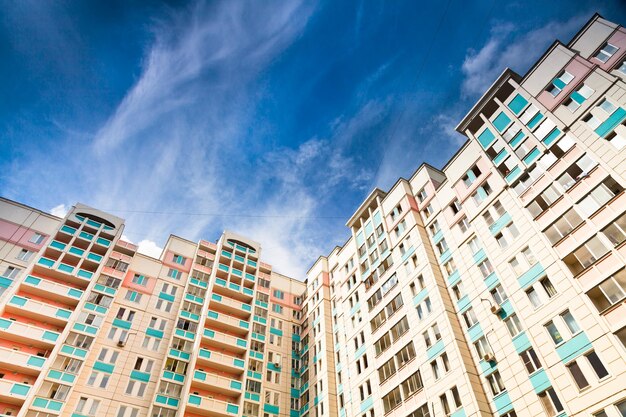 Neues Gemeindehaus unter blauem Himmel