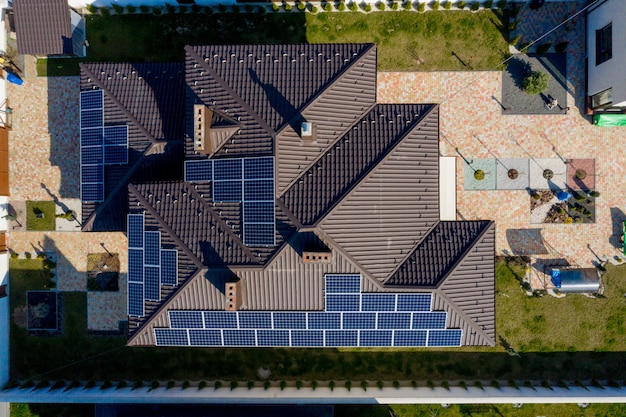 Neues Haus mit Garten und Sonnenkollektoren auf dem Dach