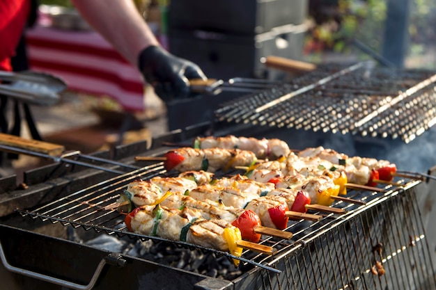 Neues herzhaftes tadelloses hühnerstraßenlebensmittel mit gegrilltem gemüse