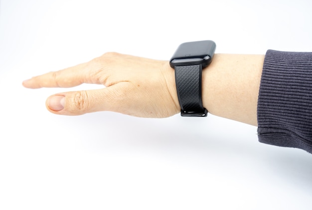 Neues intelligentes Fitnessarmband mit leerem schwarzen Bildschirm auf einer Hand