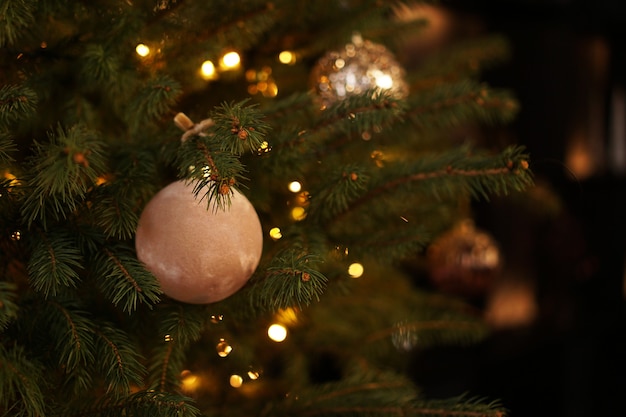 Neues Jahr 2021. Weihnachten schöne Lichter Bokeh auf dunklem Goldgrund. Defokussierte Lichter. Weihnachtsbaum Spielzeug. Goldenes abstraktes Blinken verwischt.