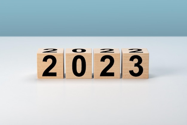 Neues Jahr 2023 auf Holzwürfeln Holzwürfel mit Zahlen 2021 Beginn des neuen Jahres Holzwürfelblock Wechsel von 2022 auf 2023 Unternehmensführung Inspiration zu Erfolgsideen und Zielen