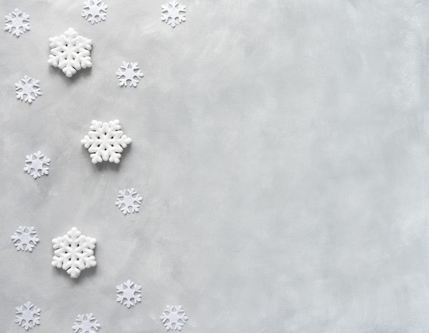 Neues Jahr flach. Rahmen aus Schneeflocken auf grauem Hintergrund. Weihnachtsbanner.