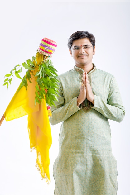 Neues Jahr Gudi Padwa Marathi, junger Inder, der Gudi Padwa Festival feiert