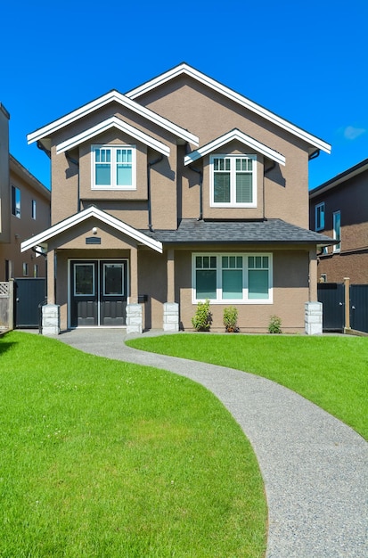 Neues kleines Familienhaus mit Betonweg in Vancouver, Britisch-Kolumbien